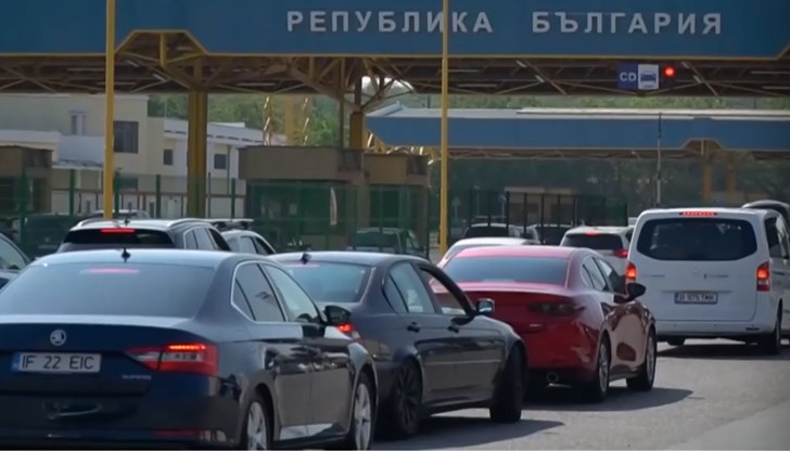 Изключително интензивен е трафикът на контролно-пропускателния пункт Изключително интензивен е трафикът на контролно-пропускателния пункт