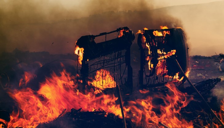 Товарният автомобил се е запалил в движение