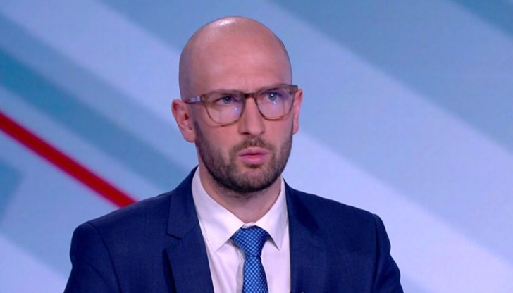 Така зам.-министърът на икономиката коментира плащания на заплати само по банков път при големите фирми Така зам.-министърът на икономиката коментира плащания на заплати само по банков път при големите фирми