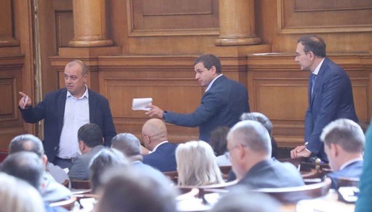 Стигна се до словесни престрелки между ГЕРБ и БСП изнасяно ли е оръжие за Украйна докато Корнелия Нинова е била министър