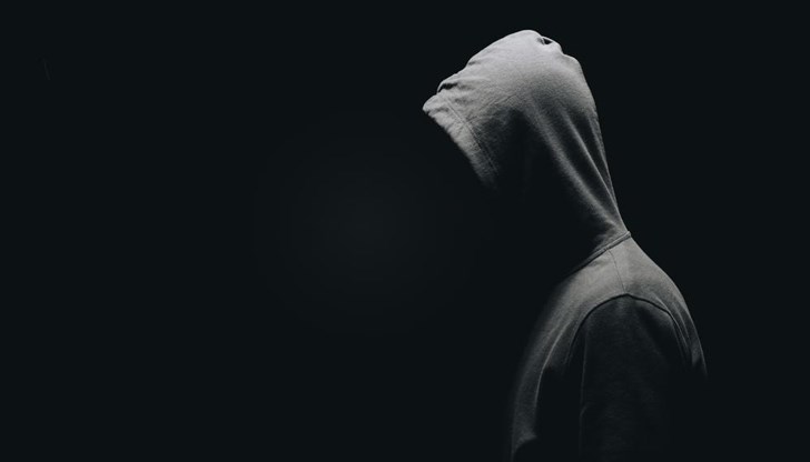 40-годишният мъж носи малка прозрачна кутия, брандирана с надпис Фондация “Александър Русев“ 40-годишният мъж носи малка прозрачна кутия, брандирана с надпис Фондация “Александър Русев“