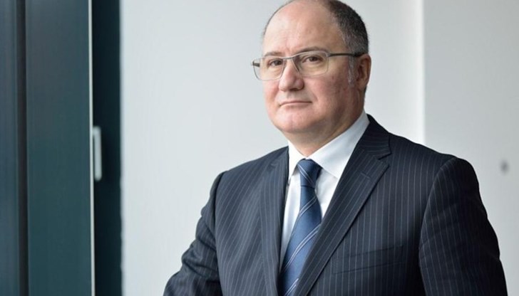 Той притежава богат опит в управлението на банки, включително европейски