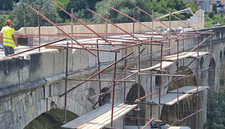 Извършиха структурно укрепване на корозиралите повърхности и последваща хидрофобизация Извършиха структурно укрепване на корозиралите повърхности и последваща хидрофобизация