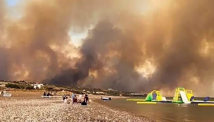 Засега няма данни за бедстващи българи в нестихващите пожари там