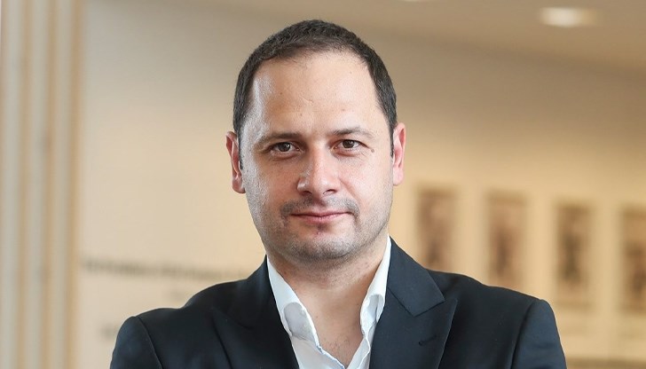 Това е опит за тотална смяна на дневния ред на българите, заяви евродепутатът