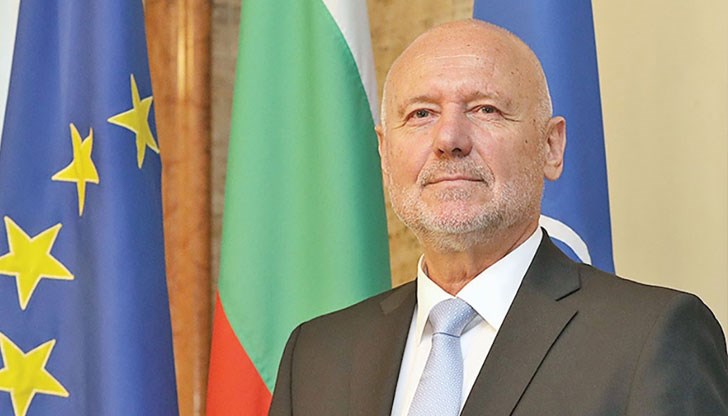 Министърът на отбраната ще бъде придружаван от началника на отбраната адмирал Емил Ефтимов Министърът на отбраната ще бъде придружаван от началника на отбраната адмирал Емил Ефтимов