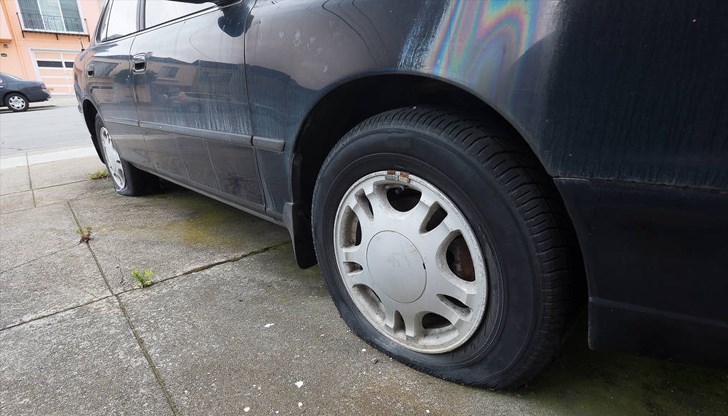 Пострадалият автомобил е бил паркиран на улица „Н. Й. Вапцаров“ и намерен с две спукани гуми