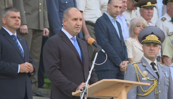 Президентът връчи дипломите на курсанти от Националния военен университет "Васил Левски" Президентът връчи дипломите на курсанти от Националния военен университет "Васил Левски"