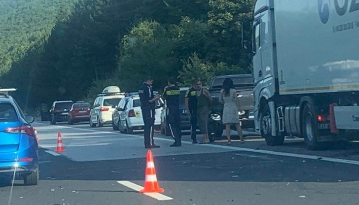 Между София и Пловдив има километрични колони от автомобили