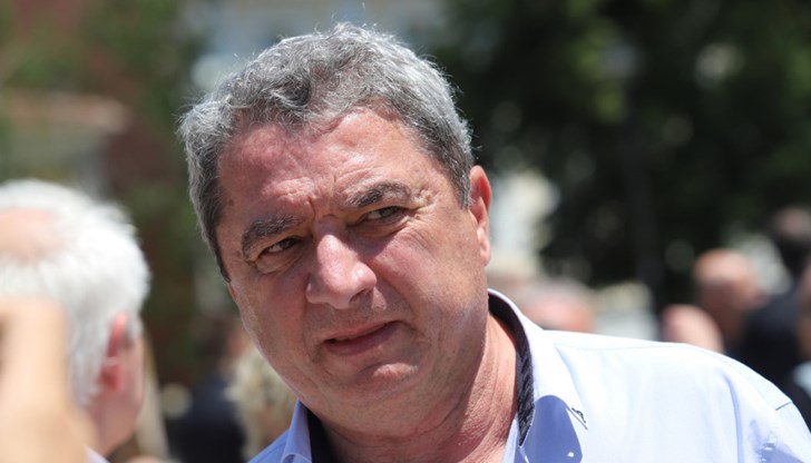 Един зле подготвен полицай реагира неадекватно в критична ситуация и в момента Франция гори, даде пример бившият министър