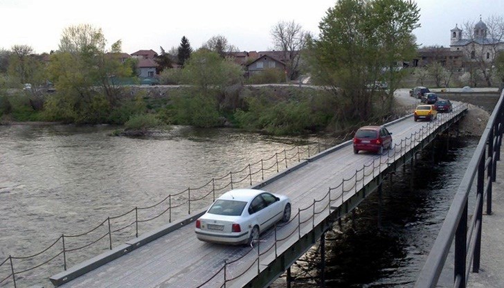 Младежът е потънал при изкуствено направена бетонна преграда при временния мост на село Чомаковци Младежът е потънал при изкуствено направена бетонна преграда при временния мост на село Чомаковци