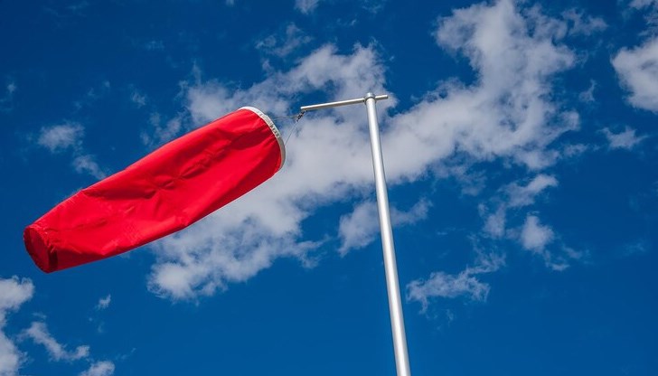 Преди обяд в Източна и Югоизточна България силният вятър ще е придружен и от гръмотевични бури