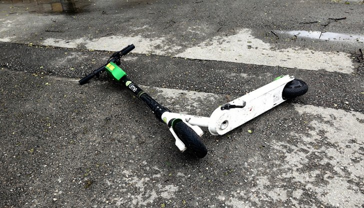 Младите жени падат на пътното платно, при което и двете си удрят главите Младите жени падат на пътното платно, при което и двете си удрят главите