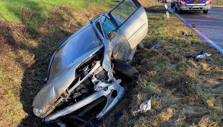 Лек автомобил се е преобърнал встрани от пътя