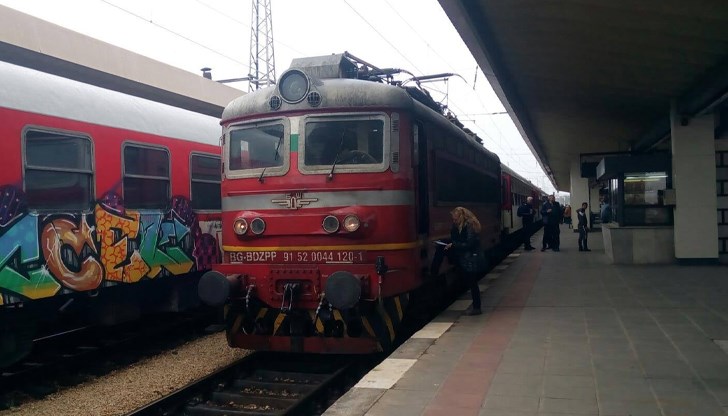 Кондукторката стояла безучастно и наблюдавала побоя