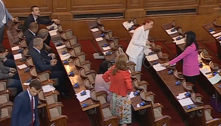 След 11 часа и половина заседание, 40 минути след полунощ, Народното събрание гласува да преустанови работа