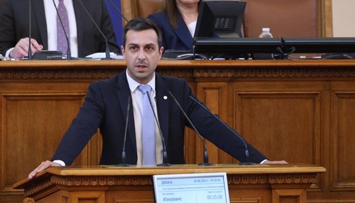 Кандидатът ни е млад, успял, доказал се в своята сфера, икономист, посочи Костадин Костадинов