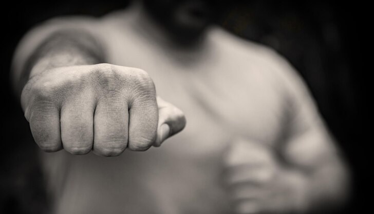 Местен жител е бил ударен без причина няколко пъти по главата от непознат мъж