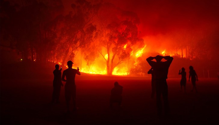 Местните жители са принудени да бягат от огнената стихия