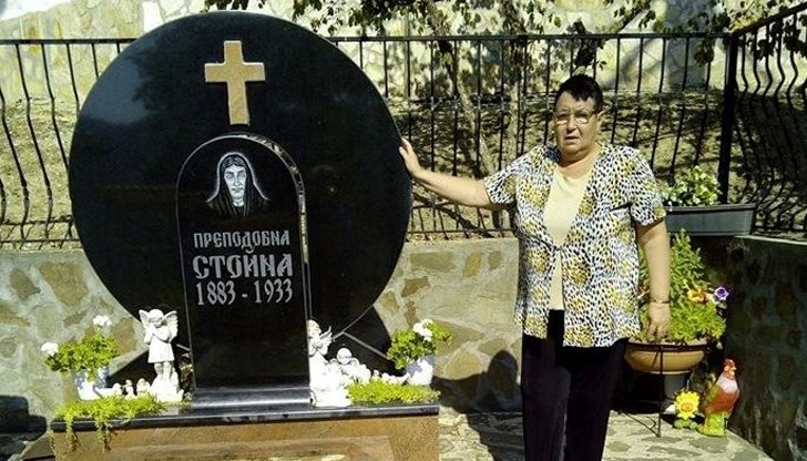 Захаринка Чампоева хвърля патериците в църквата "Свети Георги"