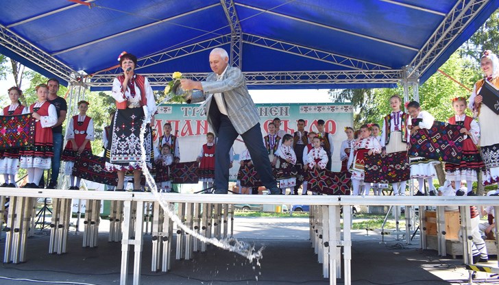 Участие в него имат изпълнители от две населени места в Русенско - Ветово и Сеново Участие в него имат изпълнители от две населени места в Русенско - Ветово и Сеново