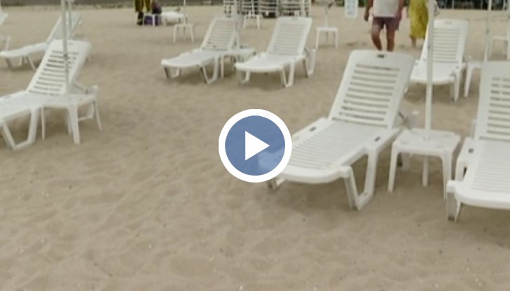 На другия полюс е градският плаж в Бургас - 2,40 лева за чадър и шезлонг