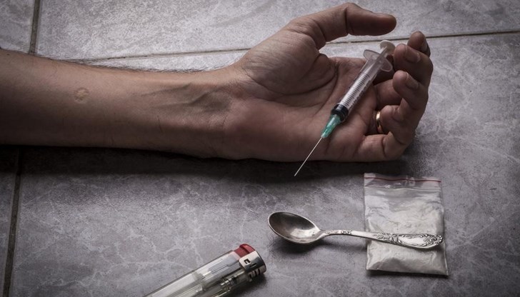 Здравни експерти твърдят, че това ще позволи на употребяващите системно наркотици да бъдат третирани като пациенти, а не като престъпници