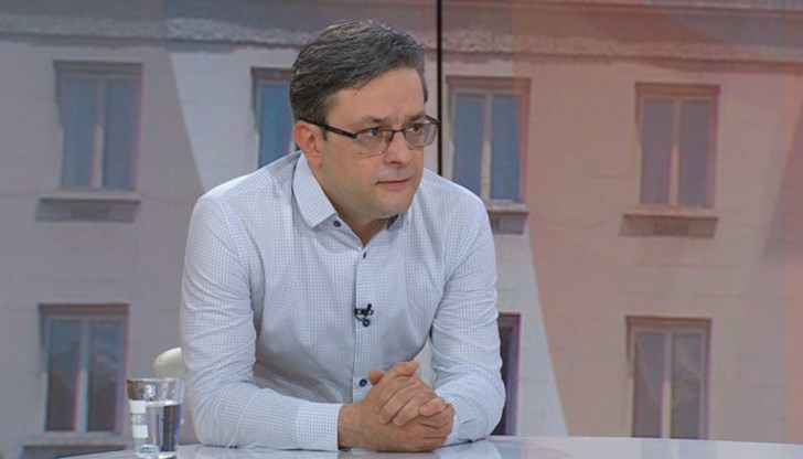 Правителството ще функционира, докато има мнозинство или плаващи мнозинства в Народното събрание, добави той