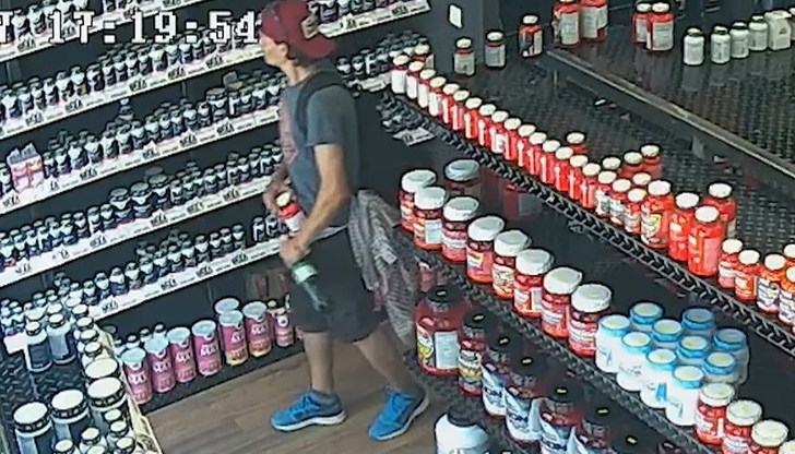 На кадрите от охранителните камери се вижда как крадецът прибира плячката в гащите си