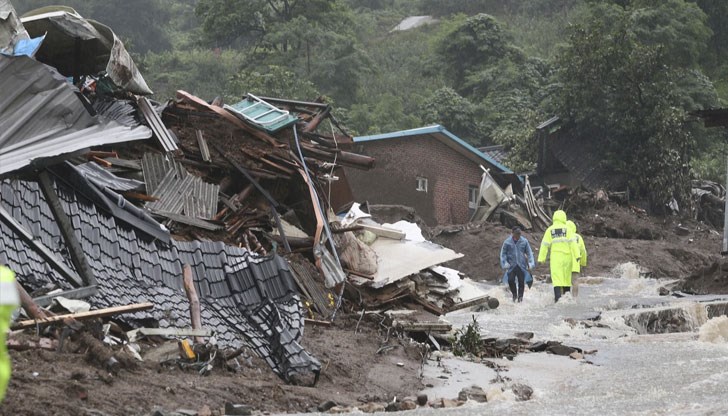 Петима души са загинали, след като свлачища, причинени от проливните дъждове, са погребали къщите им