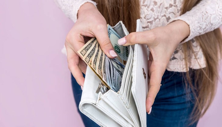 Момчетата са намерили чантата на спирка в центъра на града Момчетата са намерили чантата на спирка в центъра на града