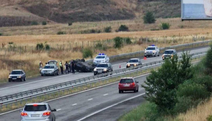 Според свидетели автомобилът се е движил с бясна скорост по магистралата