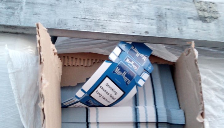 Заготовките за кутии цигари са били скрити под кашони с керамични плочки