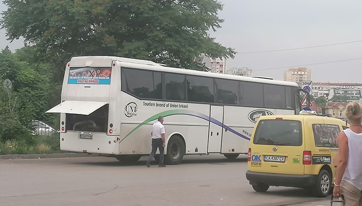 Кой дава разрешение на тези автобуси да карат по пътищата и да превозват пътници?