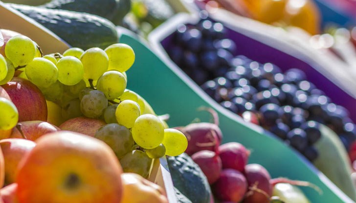 Търговци на пазарите по Черноморието обявяват цените на скъпи плодове за грамаж, но не информират коректно купувачите за тази подробност