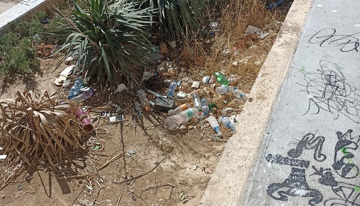 Около страничния вход на залата е заринато с боклуци