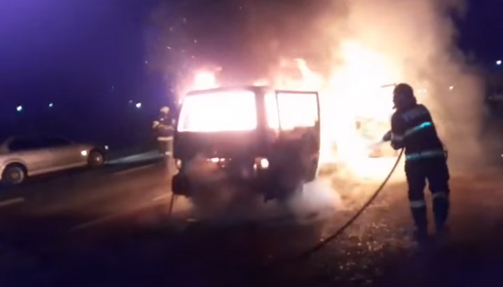 В момента на избухване на пожара в микробуса са пътували седем души и шофьорът В момента на избухване на пожара в микробуса са пътували седем души и шофьорът