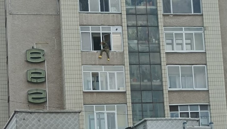 Младият мъж виси от 6-ия етаж на жилищен блок