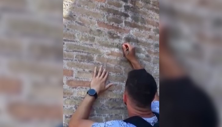 Фитнес инструктор Иван Димитров издълбал с ключове "Иван + Хейли 23" в древната тухлена зидария Фитнес инструктор Иван Димитров издълбал с ключове "Иван + Хейли 23" в древната тухлена зидария