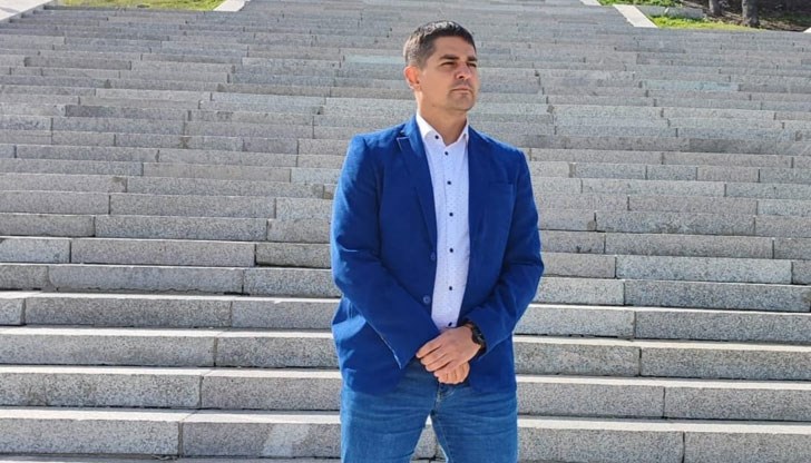 От ПП-ДБ много трудно биха могли да открият кандидат за градоначалник на столицата, който да е с по-червено минало от посочения, заяви депутатът