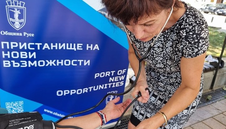 Временен пункт в центъра измерва кръвното налягане на минувачи