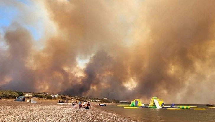 Невиждан пожар бушува на гръцкия остров