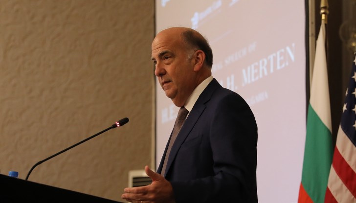 Посланикът отбеляза постоянно разширяващи се връзки в различни видове сектори, както и навършващите се 120 години дипломатически отношения между България и САЩ