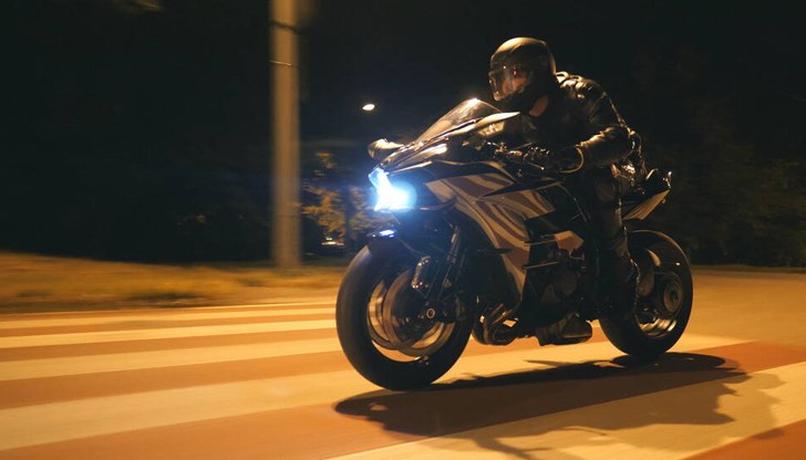 През летните месеци булевардите се превръщат в писти за състезания на джигити През летните месеци булевардите се превръщат в писти за състезания на джигити