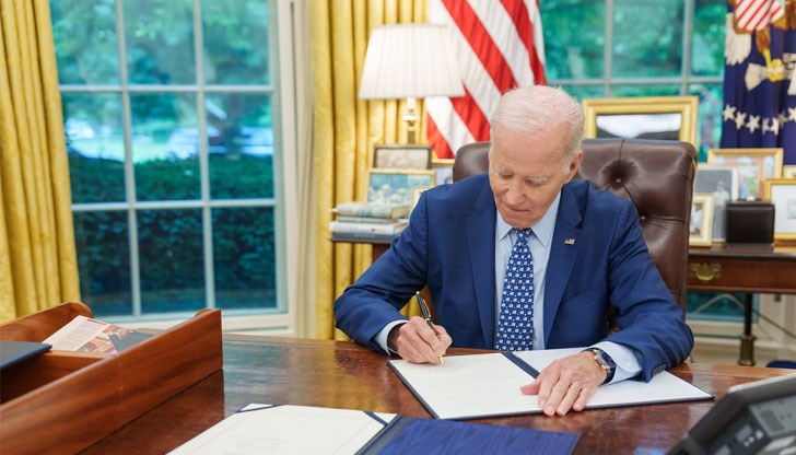 Той очевидно не е нищо повече от картонена фигура, дават му документи да чете, а самият той е на границата на силата му, смята екссъветникът Той очевидно не е нищо повече от картонена фигура, дават му документи да чете, а самият той е на границата на силата му, смята екссъветникът