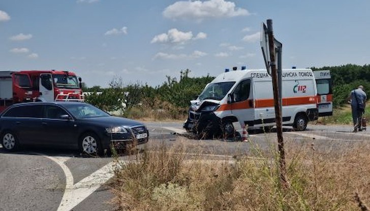 Загинали са шофьорът на лекия автомобил и пациентът, превозван в линейката