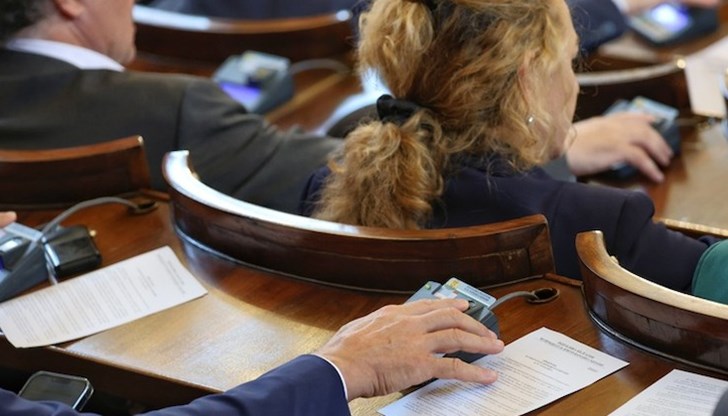 Наказания за буйстващи депутати ще има, рязане на заплати - не