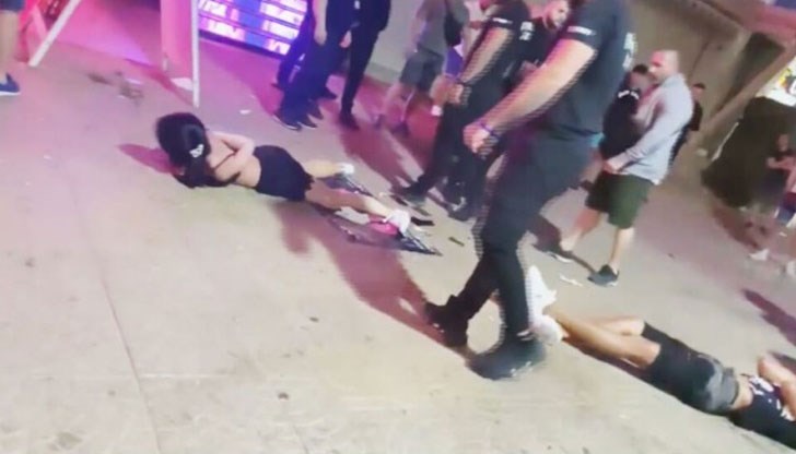 Млад мъж я удря и рита