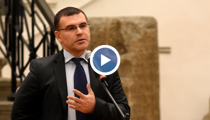 Кабинетът остави вземането на трудни решения за по-късно, подчерта бившият финансов министър