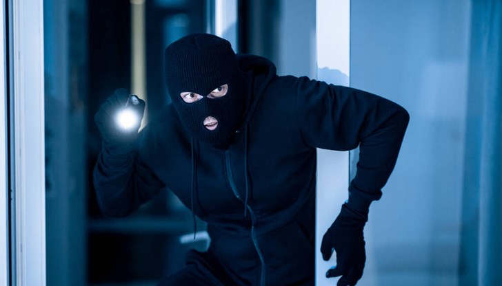 Двамата мъже са откраднали инструменти от склад и гараж